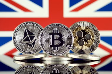 Ethereum (Eth), Bitcoin (Btc), dalgalanma (Xrp) ve Amerika Birleşik Devletleri bayrağı fiziksel sürümü. En iyi 3 Cryptocurrencies pazara göre kap.