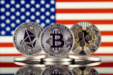Ethereum (Eth), Bitcoin (Btc), dalgalanma (Xrp) ve Amerika Birleşik Devletleri bayrağı fiziksel sürümü. En iyi 3 Cryptocurrencies pazara göre kap.
