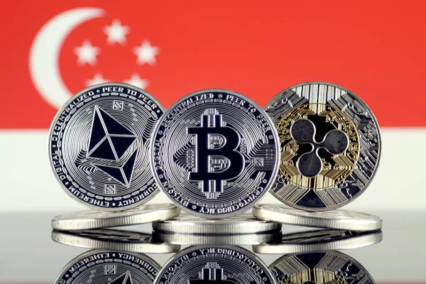 Физическая Версия Ethereum Eth Bitcoin Btc Ripple Xrp Singapore Flag — стоковое фото