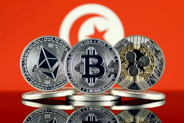 物理版本的虚灵议会 比特币 Btc Xrp 和突尼斯国旗 Cryptocurrencies 市值上限 — 图库照片