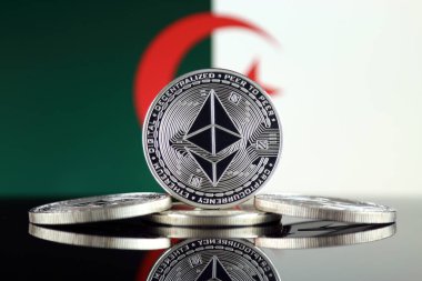 Ethereum (Eth) ve Cezayir bayrağı fiziksel sürümü. Blockchain teknolojisi, akıllı sözleşmeler, kişisel belirteçleri ve ilk para sunan cryptocurrency, yatırımcılar için kavramsal görüntü.