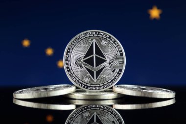 Ethereum (Eth) ve Alaska devlet bayrağı fiziksel sürümü. Blockchain teknolojisi, akıllı sözleşmeler, kişisel belirteçleri ve ilk para sunan cryptocurrency, yatırımcılar için kavramsal görüntü.