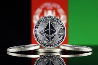 Ethereum (Eth) ve Afganistan bayrağı fiziksel sürümü. Blockchain teknolojisi, akıllı sözleşmeler, kişisel belirteçleri ve ilk para sunan cryptocurrency, yatırımcılar için kavramsal görüntü.