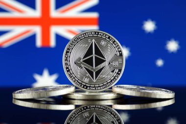 Ethereum (Eth) ve Avustralya bayrağı fiziksel sürümü. Blockchain teknolojisi, akıllı sözleşmeler, kişisel belirteçleri ve ilk para sunan cryptocurrency, yatırımcılar için kavramsal görüntü.