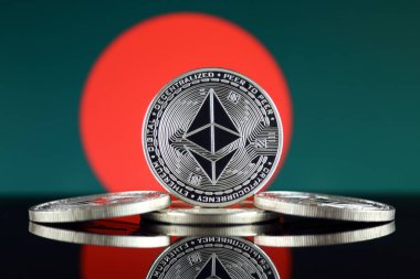 Ethereum (Eth) ve Bangladeş bayrağı fiziksel sürümü. Blockchain teknolojisi, akıllı sözleşmeler, kişisel belirteçleri ve ilk para sunan cryptocurrency, yatırımcılar için kavramsal görüntü.