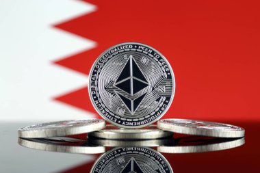 Ethereum (Eth) ve Bahreyn bayrağı fiziksel sürümü. Blockchain teknolojisi, akıllı sözleşmeler, kişisel belirteçleri ve ilk para sunan cryptocurrency, yatırımcılar için kavramsal görüntü.