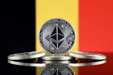 Ethereum (Eth) ve Belçika bayrağı fiziksel sürümü. Blockchain teknolojisi, akıllı sözleşmeler, kişisel belirteçleri ve ilk para sunan cryptocurrency, yatırımcılar için kavramsal görüntü.