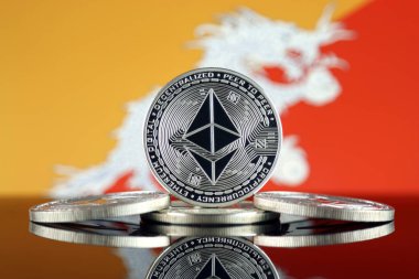 Ethereum (Eth) ve Birleşik Arap Emirlikleri bayrağı fiziksel sürümü. Blockchain teknolojisi, akıllı sözleşmeler, kişisel belirteçleri ve ilk para sunan cryptocurrency, yatırımcılar için kavramsal görüntü.