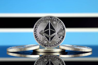 Ethereum (Eth) ve Botsvana Bayrağı fiziksel sürümü. Blockchain teknolojisi, akıllı sözleşmeler, kişisel belirteçleri ve ilk para sunan cryptocurrency, yatırımcılar için kavramsal görüntü.