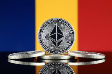 Ethereum (Eth) ve Çad bayrağı fiziksel sürümü. Blockchain teknolojisi, akıllı sözleşmeler, kişisel belirteçleri ve ilk para sunan cryptocurrency, yatırımcılar için kavramsal görüntü.