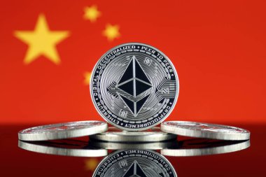Ethereum (Eth) ve Çin bayrağı fiziksel sürümü. Blockchain teknolojisi, akıllı sözleşmeler, kişisel belirteçleri ve ilk para sunan cryptocurrency, yatırımcılar için kavramsal görüntü.