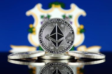 Ethereum (Eth) ve Connecticut Devlet bayrağı fiziksel sürümü. Blockchain teknolojisi, akıllı sözleşmeler, kişisel belirteçleri ve ilk para sunan cryptocurrency, yatırımcılar için kavramsal görüntü.
