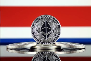 Ethereum (Eth) ve Kosta Rika bayrak fiziksel sürümü. Blockchain teknolojisi, akıllı sözleşmeler, kişisel belirteçleri ve ilk para sunan cryptocurrency, yatırımcılar için kavramsal görüntü.