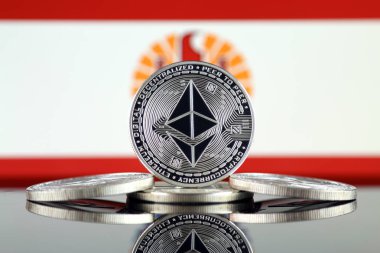 Ethereum (Eth) ve Fransız Polinezyası bayrak fiziksel sürümü. Blockchain teknolojisi, akıllı sözleşmeler, kişisel belirteçleri ve ilk para sunan cryptocurrency, yatırımcılar için kavramsal görüntü.