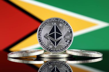 Ethereum (Eth) ve Guyana bayrak fiziksel sürümü. Blockchain teknolojisi, akıllı sözleşmeler, kişisel belirteçleri ve ilk para sunan cryptocurrency, yatırımcılar için kavramsal görüntü.