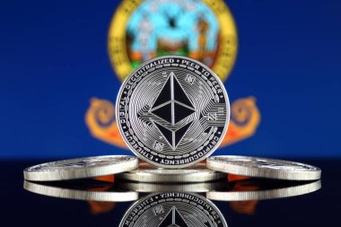 Ethereum (Eth) ve Idaho devlet bayrağı fiziksel sürümü. Blockchain teknolojisi, akıllı sözleşmeler, kişisel belirteçleri ve ilk para sunan cryptocurrency, yatırımcılar için kavramsal görüntü.