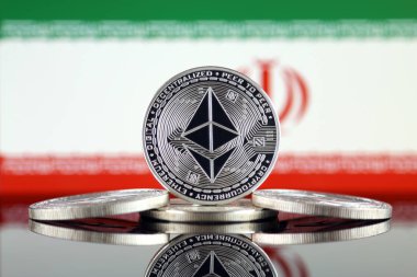 Ethereum (Eth) ve Iran bayrağı fiziksel sürümü. Blockchain teknolojisi, akıllı sözleşmeler, kişisel belirteçleri ve ilk para sunan cryptocurrency, yatırımcılar için kavramsal görüntü.