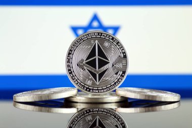 Ethereum (Eth) ve İsrail bayrağı fiziksel sürümü. Blockchain teknolojisi, akıllı sözleşmeler, kişisel belirteçleri ve ilk para sunan cryptocurrency, yatırımcılar için kavramsal görüntü.