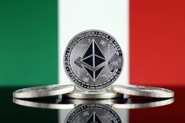 Ethereum (Eth) ve İtalya bayrağı fiziksel sürümü. Blockchain teknolojisi, akıllı sözleşmeler, kişisel belirteçleri ve ilk para sunan cryptocurrency, yatırımcılar için kavramsal görüntü.