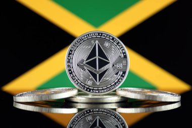 Ethereum (Eth) ve Jamaika bayrağını fiziksel sürümü. Blockchain teknolojisi, akıllı sözleşmeler, kişisel belirteçleri ve ilk para sunan cryptocurrency, yatırımcılar için kavramsal görüntü.