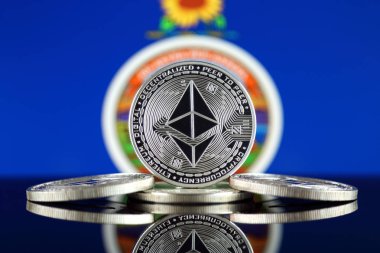 Ethereum (Eth) ve Kansas devlet bayrağı fiziksel sürümü. Blockchain teknolojisi, akıllı sözleşmeler, kişisel belirteçleri ve ilk para sunan cryptocurrency, yatırımcılar için kavramsal görüntü.
