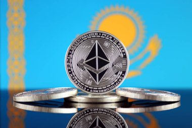 Ethereum (Eth) ve Kazakistan bayrağı fiziksel sürümü. Blockchain teknolojisi, akıllı sözleşmeler, kişisel belirteçleri ve ilk para sunan cryptocurrency, yatırımcılar için kavramsal görüntü.