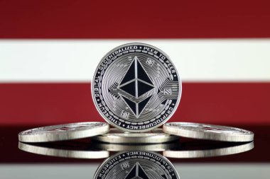 Ethereum (Eth) ve Letonya bayrağı fiziksel sürümü. Blockchain teknolojisi, akıllı sözleşmeler, kişisel belirteçleri ve ilk para sunan cryptocurrency, yatırımcılar için kavramsal görüntü.
