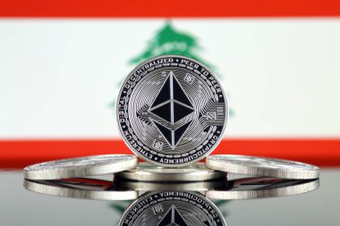 Ethereum (Eth) ve Lübnan bayrağı fiziksel sürümü. Blockchain teknolojisi, akıllı sözleşmeler, kişisel belirteçleri ve ilk para sunan cryptocurrency, yatırımcılar için kavramsal görüntü.