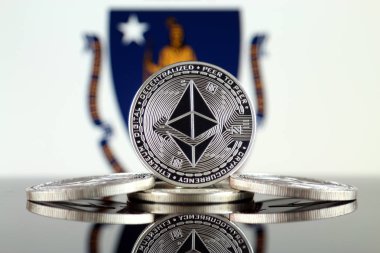 Ethereum (Eth) ve Massachusetts devlet bayrağı fiziksel sürümü. Blockchain teknolojisi, akıllı sözleşmeler, kişisel belirteçleri ve ilk para sunan cryptocurrency, yatırımcılar için kavramsal görüntü.