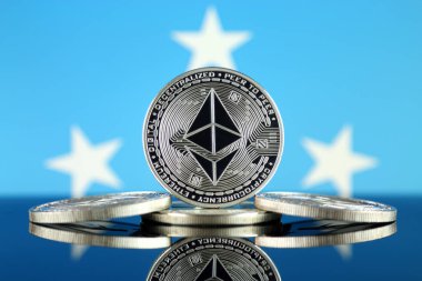 Ethereum (Eth) ve Mikronezya bayrak fiziksel sürümü. Blockchain teknolojisi, akıllı sözleşmeler, kişisel belirteçleri ve ilk para sunan cryptocurrency, yatırımcılar için kavramsal görüntü.