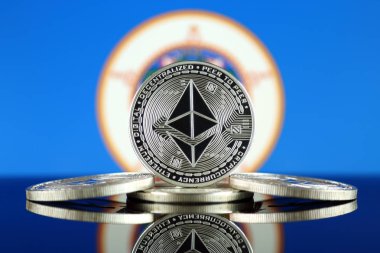 Ethereum (Eth) ve Minnesota devlet bayrağı fiziksel sürümü. Blockchain teknolojisi, akıllı sözleşmeler, kişisel belirteçleri ve ilk para sunan cryptocurrency, yatırımcılar için kavramsal görüntü.