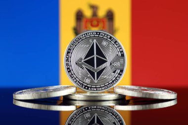 Ethereum (Eth) ve Moldova bayrağı fiziksel sürümü. Blockchain teknolojisi, akıllı sözleşmeler, kişisel belirteçleri ve ilk para sunan cryptocurrency, yatırımcılar için kavramsal görüntü.