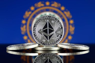 Ethereum (Eth) ve New Hampshire devlet bayrağı fiziksel sürümü. Blockchain teknolojisi, akıllı sözleşmeler, kişisel belirteçleri ve ilk para sunan cryptocurrency, yatırımcılar için kavramsal görüntü.