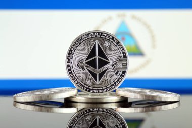 Ethereum (Eth) ve Nikaragua bayrağı fiziksel sürümü. Blockchain teknolojisi, akıllı sözleşmeler, kişisel belirteçleri ve ilk para sunan cryptocurrency, yatırımcılar için kavramsal görüntü.