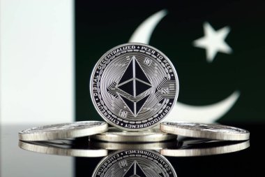 Ethereum (Eth) ve Pakistan bayrağı fiziksel sürümü. Blockchain teknolojisi, akıllı sözleşmeler, kişisel belirteçleri ve ilk para sunan cryptocurrency, yatırımcılar için kavramsal görüntü.