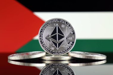 Ethereum (Eth) ve Filistin bayrağı fiziksel sürümü. Blockchain teknolojisi, akıllı sözleşmeler, kişisel belirteçleri ve ilk para sunan cryptocurrency, yatırımcılar için kavramsal görüntü.