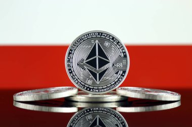 Fiziksel sürümü Ethereum (Eth) ve Polonya bayrağı. Blockchain teknolojisi, akıllı sözleşmeler, kişisel belirteçleri ve ilk para sunan cryptocurrency, yatırımcılar için kavramsal görüntü.
