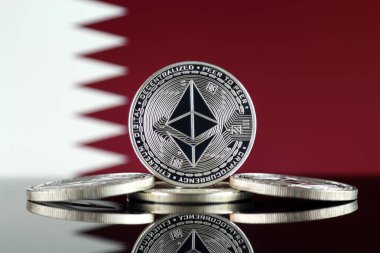 Ethereum (Eth) ve Katar bayrak fiziksel sürümü. Blockchain teknolojisi, akıllı sözleşmeler, kişisel belirteçleri ve ilk para sunan cryptocurrency, yatırımcılar için kavramsal görüntü.