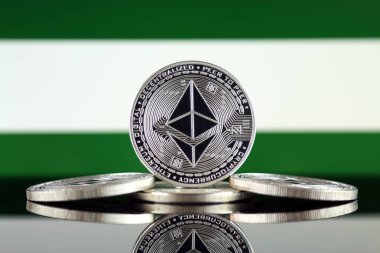 Ethereum (Eth) ve Rotterdam şehir bayrağı fiziksel sürümü. Blockchain teknolojisi, akıllı sözleşmeler, kişisel belirteçleri ve ilk para sunan cryptocurrency, yatırımcılar için kavramsal görüntü.