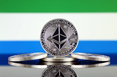 Ethereum (Eth) ve Sierra Leone bayrak fiziksel sürümü. Blockchain teknolojisi, akıllı sözleşmeler, kişisel belirteçleri ve ilk para sunan cryptocurrency, yatırımcılar için kavramsal görüntü.