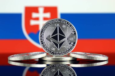 Ethereum (Eth) ve Slovakya bayrağı fiziksel sürümü. Blockchain teknolojisi, akıllı sözleşmeler, kişisel belirteçleri ve ilk para sunan cryptocurrency, yatırımcılar için kavramsal görüntü.
