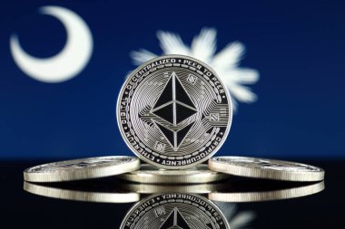 Ethereum (Eth) ve Güney Carolina Devlet bayrağı fiziksel sürümü. Blockchain teknolojisi, akıllı sözleşmeler, kişisel belirteçleri ve ilk para sunan cryptocurrency, yatırımcılar için kavramsal görüntü.