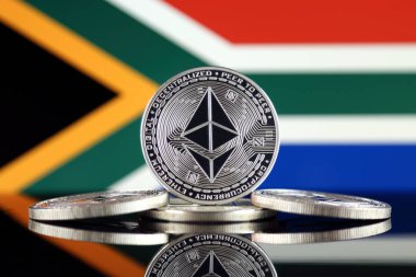 Ethereum (Eth) ve Güney Afrika bayrak fiziksel sürümü. Blockchain teknolojisi, akıllı sözleşmeler, kişisel belirteçleri ve ilk para sunan cryptocurrency, yatırımcılar için kavramsal görüntü.
