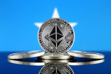 Ethereum (Eth) ve Somali bayrağı fiziksel sürümü. Blockchain teknolojisi, akıllı sözleşmeler, kişisel belirteçleri ve ilk para sunan cryptocurrency, yatırımcılar için kavramsal görüntü.