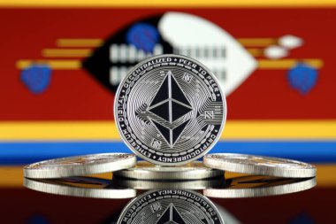 Ethereum (Eth) ve Svaziland bayrak fiziksel sürümü. Blockchain teknolojisi, akıllı sözleşmeler, kişisel belirteçleri ve ilk para sunan cryptocurrency, yatırımcılar için kavramsal görüntü.