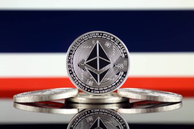 Ethereum (Eth) ve Tayland bayrağı fiziksel sürümü. Blockchain teknolojisi, akıllı sözleşmeler, kişisel belirteçleri ve ilk para sunan cryptocurrency, yatırımcılar için kavramsal görüntü.