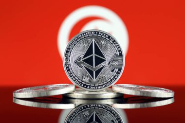 Ethereum (Eth) ve Tunus bayrağı fiziksel sürümü. Blockchain teknolojisi, akıllı sözleşmeler, kişisel belirteçleri ve ilk para sunan cryptocurrency, yatırımcılar için kavramsal görüntü.
