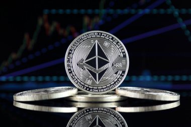 Ethereum (Eth) fiziksel sürümü. Blockchain teknolojisi, akıllı sözleşmeler, kişisel belirteçleri ve ilk para sunan cryptocurrency, yatırımcılar için kavramsal görüntü.