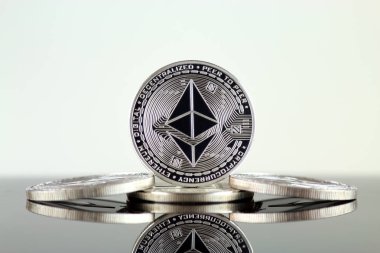Ethereum (Eth) fiziksel sürümü. Blockchain teknolojisi, akıllı sözleşmeler, kişisel belirteçleri ve ilk para sunan cryptocurrency, yatırımcılar için kavramsal görüntü.