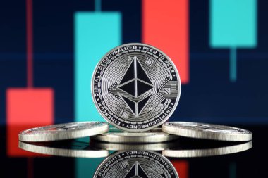 Ethereum (Eth) fiziksel sürümü. Blockchain teknolojisi, akıllı sözleşmeler, kişisel belirteçleri ve ilk para sunan cryptocurrency, yatırımcılar için kavramsal görüntü.